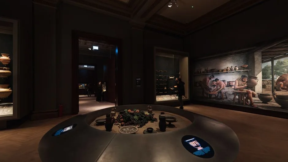 Salle de musée d’archéologie et ses vitrines d’objets antiques